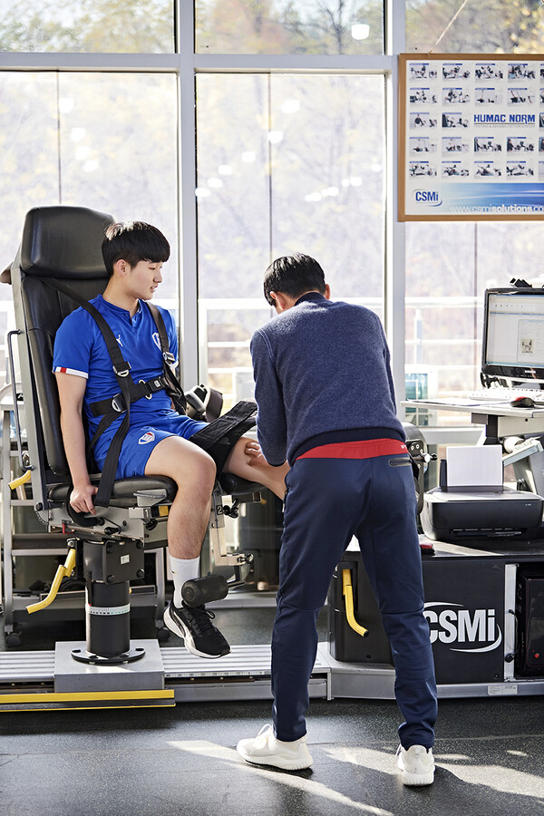 김병우 센터장(오른쪽)이 CSMi를 통해 한 운동선수의 근속성 근력 상태를 살펴보고 있다.