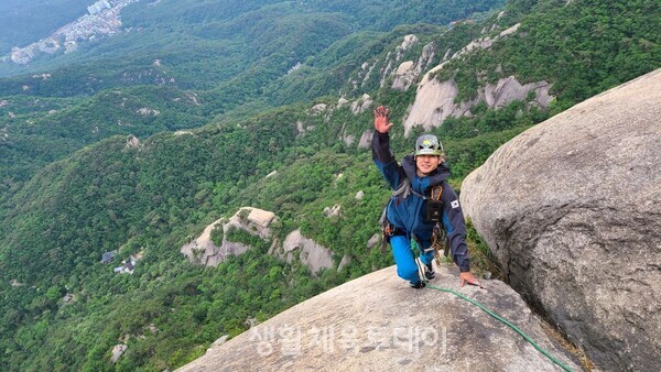 인수봉을 실제로 등반하는 모습, 뒤로 보이는 배경이 아찔하다 ﻿©한국등산학교