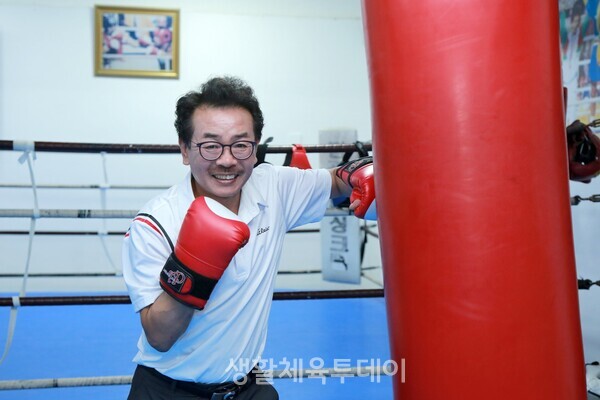 김광선 관장의 복싱 사랑과 열정은 미소를 띤 얼굴에서도 배어 나온다 ﻿©홍남현