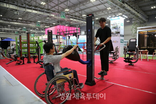 휠체어를 타고도 이용할 수 있는 신개념 운동기구 ©홍남현
