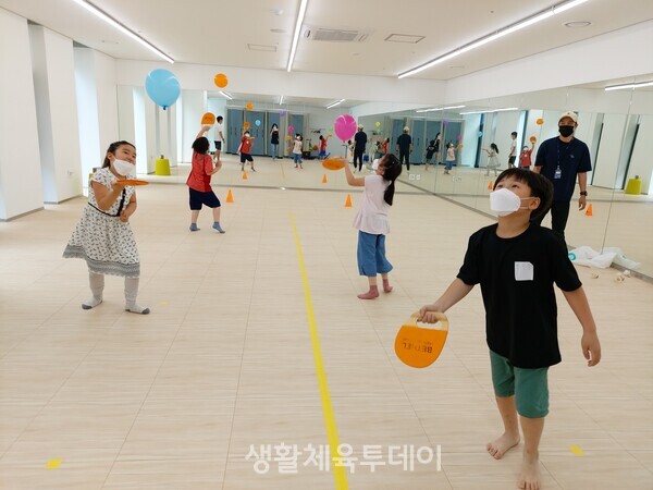 어린이부터 고령층까지 모두 즐길 수 있는 뉴스포츠 '핸들러' ©대방동작키움센터