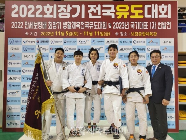 단체전 우승을 차지한 순천시청 유도팀(왼쪽부터 신지영, 양서우, 박다솔, 김지정, 김혜미, 김양호 감독) ©전라남도체육회