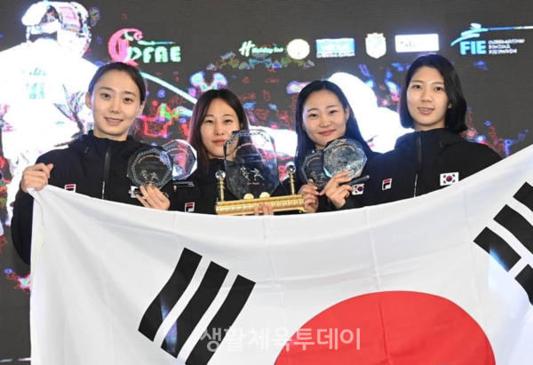 단체전 3위 입상후 태극기를 들고 포즈를 취하고 있다.(왼쪽부터 윤지수, 전은혜, 최세빈, 홍하은) ©전라남도체육회