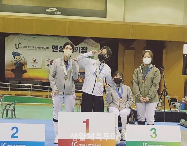 금메달 4개와 은메달 2개를 따낸 김선미 선수(왼쪽에서 두번째) ﻿©파라스타엔터테인먼트