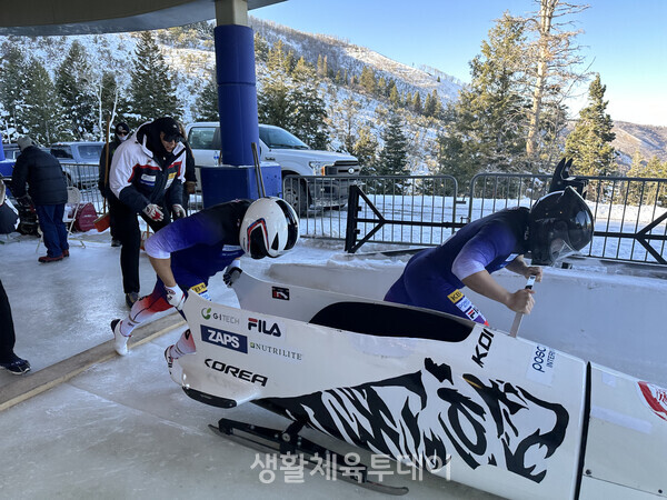 경기에 임하고 있는 한국대표팀(왼쪽부터 이경연, 김진수) ©대한봅슬레이스켈레톤경기연맹
