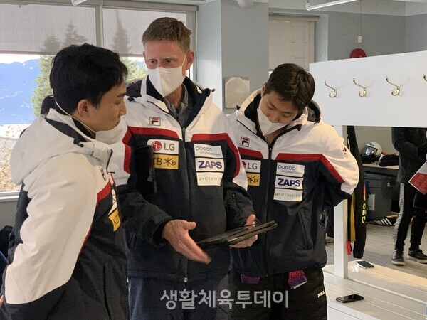 ​공식훈련 중 비디오 주행분석하는 모습(왼쪽부터 김지수 선수, 제프패인 코치, 정승기 선수) ©대한봅슬레이스켈레톤경기연맹