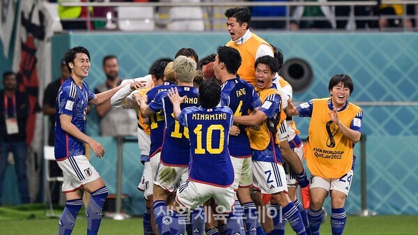 역전골에 성공한 후 환호하는 일본국가대표팀 ﻿©FIFA공식SNS