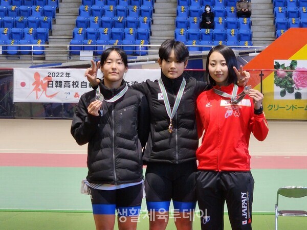 스프린트 경기 시상후 기념사진(왼쪽 김채연, 나윤서, 키타오카 마리아) ﻿©전라남도체육회