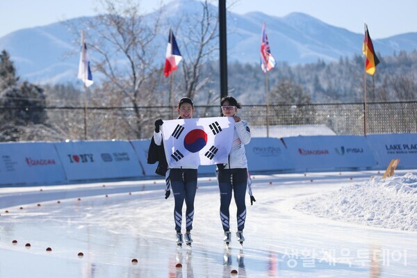 빙속 1000m에서 1, 3위를 휩쓴 김민선과 박채은(왼쪽부터)이 태극기를 들고 트랙을 돌고 있다. 대한체육회 제공
