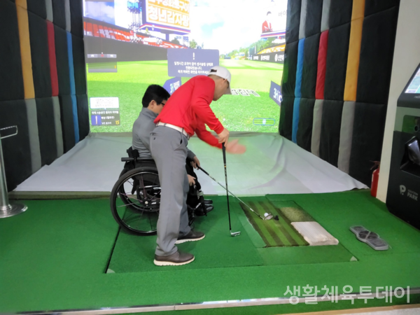 장애인 생활체육 스크린골프교실에서 김경연 사무총장이 직접 골프 레슨을 진행하고 있다. (한국프로골프연맹 제공, 재판매 및 DB 금지)