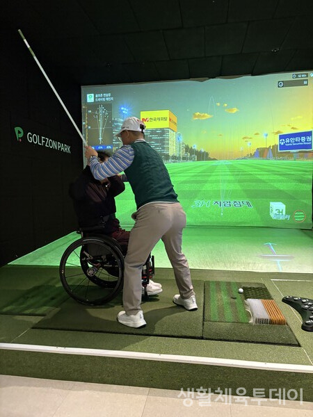 (사)한국프로골프연맹 사무총장 김경연 교수가 황영택 선수의 스윙 자세를 점검하고 있다. (한국프로골프연맹 제공, 재판매 및 DB 금지)