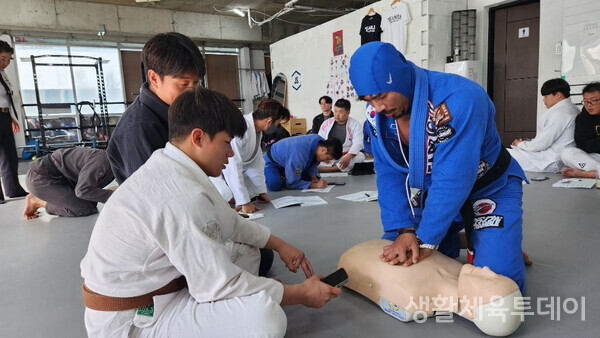 2023년 주짓수 심판세미나에서 한국CPR봉사단의 CPR 교육에 참가한 박정근 관장  (사진=본인 제공, 재판매 및 DB 금지)